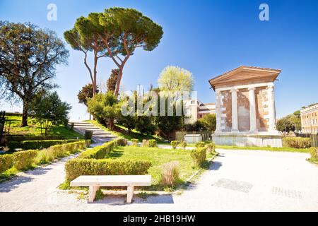 Tempel von Portuno Acient Wahrzeichen im Park der Ewigen Stadt von Rom, der Hauptstadt Italiens Stockfoto