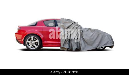 Halb überdachtes Auto isoliert auf weißem Hintergrund Stockfoto