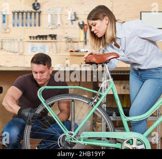 Aktiver Mann und Frau Pumpen Räder des Fahrrads Stockfoto