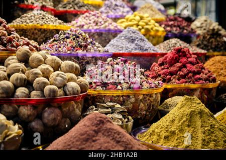 Nahaufnahme von verschiedenen bunten Gewürzen in Schalen zum Verkauf auf dem Markt in Dubai Stockfoto