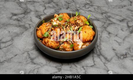 Gebratener Blumenkohl...Japanische, thailändische, chinesische, koreanische, mongolische und orientalische Gerichte. Stockfoto