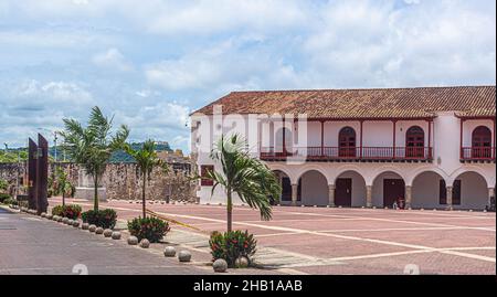 Plaza de La Aduana y el Convento de la Popa en el fondo, Cartagena de Indias, Kolumbien. Stockfoto