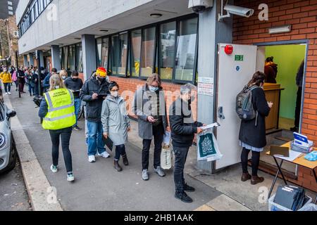 London, Großbritannien. 16th Dez 2021. Eine Schlange an einem Impfzentrum in den Büros des Camden Council im Belsize Park. Die Menschen warten auf eine Walk-in Booster (dritte) Impfung gegen Covid 19. Die Regierung hat die Wartezeit vom vorherigen Jab auf drei Monate zurückgeführt, so dass die Menschen die Möglichkeit haben, ihren Schutz für Weihnachten zu verbessern. Kredit: Guy Bell/Alamy Live Nachrichten Stockfoto