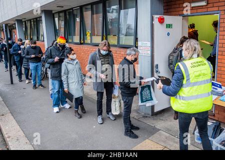 London, Großbritannien. 16th Dez 2021. Eine Schlange an einem Impfzentrum in den Büros des Camden Council im Belsize Park. Die Menschen warten auf eine Walk-in Booster (dritte) Impfung gegen Covid 19. Die Regierung hat die Wartezeit vom vorherigen Jab auf drei Monate zurückgeführt, so dass die Menschen die Möglichkeit haben, ihren Schutz für Weihnachten zu verbessern. Kredit: Guy Bell/Alamy Live Nachrichten Stockfoto