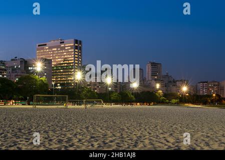 Geschäftsgebäude vor dem Botafogo Beach in Rio de Janeiro bei Abenddämmerung Stockfoto