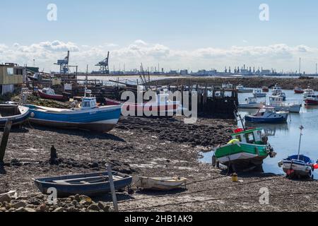 Ein Blick von Paddys Hole, Redcar, England, Großbritannien, zeigt die festgestemmten Boote und den industriellen Hintergrund von Teesport Stockfoto