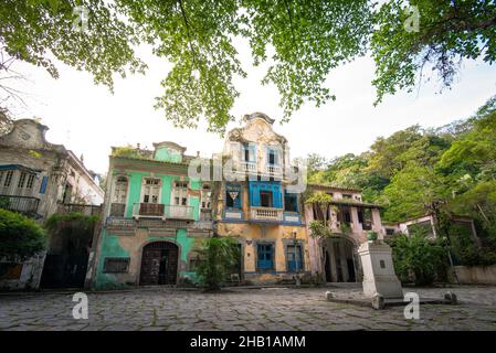 Rio de Janeiro, Brasilien - 24. August 2018: Historische Gebäude aus dem 19th. Jahrhundert in Largo do Boticario, die in der Mitte der Stadt intakt gehalten werden. Stockfoto