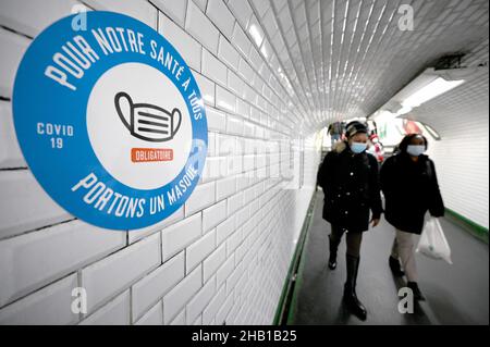 Hinweis auf obligatorisches Maskentragen, veröffentlicht in einer U-Bahnstation in Paris, Frankreich, 7. Dezember 2021. Frankreich hat ab Dezember 18th neue Reisebeschränkungen für Touristen aus und nach Großbritannien angekündigt, die auf den Anstieg der omicron COVID-19-Variante zurückzuführen sind. Reisende müssen einen „überzeugenden Grund“ angeben, um nach Frankreich einzureisen und sich 48hrs bei der Ankunft zu isolieren. (Foto von Anthony Behar/Sipa USA) Stockfoto