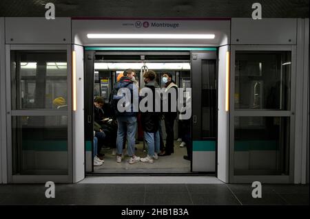 In Paris, Frankreich, am 7. Dezember 2021, werden Reiter in Masken auf einer Pariser U-Bahn gesehen. Frankreich hat ab Dezember 18th neue Reisebeschränkungen für Touristen aus und nach Großbritannien angekündigt, die auf den Anstieg der omicron COVID-19-Variante zurückzuführen sind. Reisende müssen einen „überzeugenden Grund“ angeben, um nach Frankreich einzureisen und sich 48hrs bei der Ankunft zu isolieren. (Foto von Anthony Behar/Sipa USA) Stockfoto