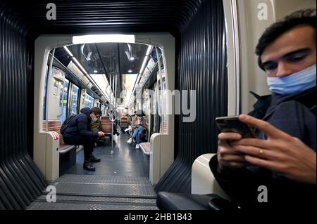 In Paris, Frankreich, am 7. Dezember 2021, werden Reiter in Masken auf einer Pariser U-Bahn gesehen. Frankreich hat ab Dezember 18th neue Reisebeschränkungen für Touristen aus und nach Großbritannien angekündigt, die auf den Anstieg der omicron COVID-19-Variante zurückzuführen sind. Reisende müssen einen „überzeugenden Grund“ angeben, um nach Frankreich einzureisen und sich 48hrs bei der Ankunft zu isolieren. (Foto von Anthony Behar/Sipa USA) Stockfoto