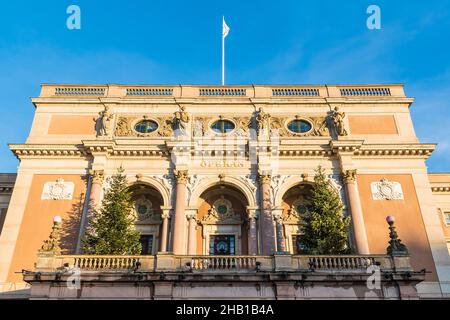 Low-Angle-Ansicht der Fassade der Königlichen Schwedischen Oper an sonnigen Tagen, Stockholm, Schweden Stockfoto