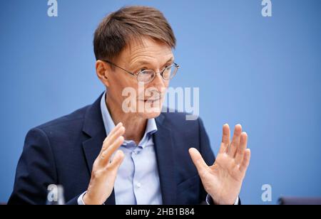 Berlin, Deutschland. 16th Dez 2021. Bundesgesundheitsminister Prof. Dr. Karl Lauterbach bei einer Pressekonferenz im Rahmen der Bundespressekonferenz. Berlin, 16.112.2021 Copyright: Florian Gaertner/photothek.net Credit: dpa/Alamy Live News Stockfoto