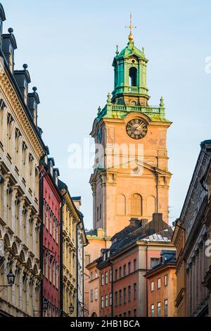 Low-Angle-Ansicht von Wohngebäuden und dem Turm der St. Nikolaus-Kirche im Wintertag, Stockholm, Schweden Stockfoto