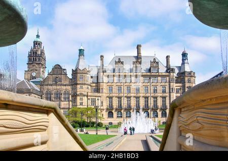 Peace Gardens und Sheffield Rathaus, Millennium Square, Sheffield, South Yorkshire, England, Vereinigtes Königreich Stockfoto