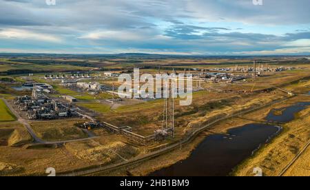 Peterhead, Schottland, Großbritannien. 16th. Dezember 2021. Luftaufnahme des St. Fergus-Gasterminals in der Nähe von Peterhead in Aberdeenshire. Das Terminal ist der vorgeschlagene Standort für das Projekt zur Abscheidung und Speicherung von Acorn-Kohlenstoff, das kürzlich keine finanziellen Mittel der britischen Regierung erhalten hat. Die Regierung schlug vor, dass das Projekt jedoch 2023 in Schieß los. durchgeführt werden könnte. Iain Masterton/Alamy Live News. Stockfoto