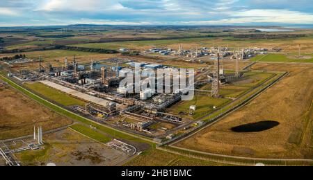 Peterhead, Schottland, Großbritannien. 16th. Dezember 2021. Luftaufnahme des St. Fergus-Gasterminals in der Nähe von Peterhead in Aberdeenshire. Das Terminal ist der vorgeschlagene Standort für das Projekt zur Abscheidung und Speicherung von Acorn-Kohlenstoff, das kürzlich keine finanziellen Mittel der britischen Regierung erhalten hat. Die Regierung schlug vor, dass das Projekt jedoch 2023 in Schieß los. durchgeführt werden könnte. Iain Masterton/Alamy Live News. Stockfoto