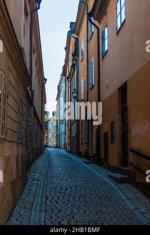 Perspektivischer Blick auf historische Gebäude auf der Prastgatan Street bei klarem Tag, Stockholm, Schweden Stockfoto