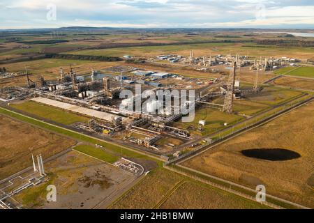 Peterhead, Schottland, Großbritannien. 16th. Dezember 2021. Luftaufnahme des St. Fergus-Gasterminals in der Nähe von Peterhead in Aberdeenshire. Das Terminal ist der vorgeschlagene Standort für das Projekt zur Abscheidung und Speicherung von Acorn-Kohlenstoff, das kürzlich keine finanziellen Mittel der britischen Regierung erhalten hat. Die Regierung schlug vor, dass das Projekt jedoch 2023 in Schieß los. durchgeführt werden könnte. Iain Masterton/Alamy Live News. Stockfoto