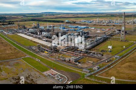 Peterhead, Schottland, Großbritannien. 16th. Dezember 2021. Luftaufnahme des St. Fergus-Gasterminals in der Nähe von Peterhead in Aberdeenshire. Das Terminal ist der vorgeschlagene Standort für das Projekt zur Abscheidung und Speicherung von Acorn-Kohlenstoff, das kürzlich keine finanziellen Mittel der britischen Regierung erhalten hat. Die Regierung schlug vor, dass das Projekt jedoch 2023 in Schieß los. durchgeführt werden könnte. Iain Masterton/Alamy Live News. Stockfoto