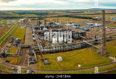 Peterhead, Schottland, Großbritannien. 16th. Dezember 2021. Luftaufnahme des St. Fergus-Gasterminals in der Nähe von Peterhead in Aberdeenshire. Das Terminal ist der vorgeschlagene Standort für das Projekt zur Abscheidung und Speicherung von Acorn-Kohlenstoff, das kürzlich keine finanziellen Mittel der britischen Regierung erhalten hat. Die Regierung schlug vor, dass das Projekt jedoch 2023 in Schieß los. durchgeführt werden könnte. Iain Masterton/Alamy Live News. Stockfoto