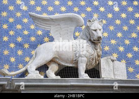 Der Löwe von Venedig am Markusturm, Markusplatz (Piazza San Marco), Venedig (Venedig), Region Venetien, Italien Stockfoto