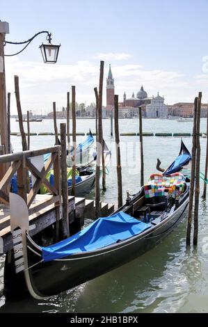 Gondeln, die am Ufer, Canal Grande, Venedig (Venedig), Region Venetien, Italien festgemacht sind Stockfoto