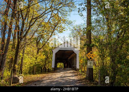 Die Cox Ford Covered Bridge überquert den Sugar Creek während des Herbstblattfarbwechsels in der Nähe von Bloomingdale in Parke County, Indiana. Stockfoto