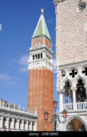 Markusturm und Dogenpalast, Piazzetta di San Marco, Venedig (Venedig), Region Venetien, Italien Stockfoto