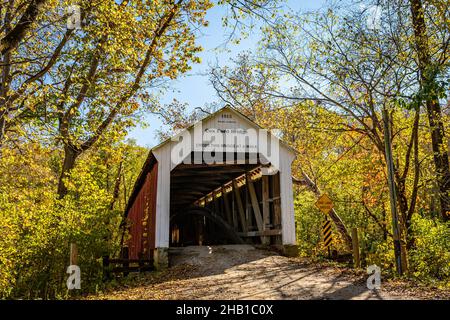 Die Cox Ford Covered Bridge überquert den Sugar Creek während des Herbstblattfarbwechsels in der Nähe von Bloomingdale in Parke County, Indiana. Stockfoto