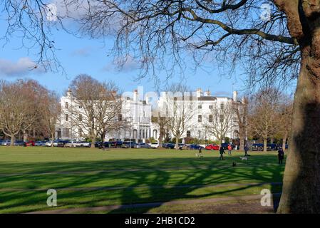 Exklusive private Wohnhäuser auf Richmond Green an einem sonnigen Wintertag, West London England Stockfoto