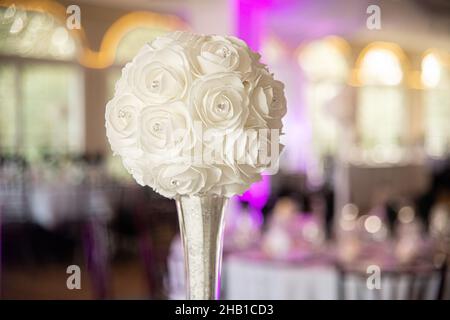 Künstliche weiße Blumenkugeln mit Diamanten in Glasvase bei der Feier des Hochzeitsempfangs Stockfoto