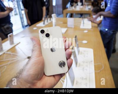 POV männliche Kundhand hält im Apple Computers Store Stockfoto