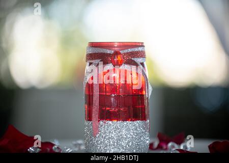 Roter Kerzenhalter mit silbernem Glitzerboden und rotem Edelstein Stockfoto