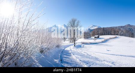 Wanderweg in Winterlandschaft, Berchtesgaden, Bayern, Deutschland Stockfoto