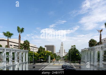 Los Angeles, USA - 11. August 2021: Rathaus vom Grand Park in der Innenstadt von Los Angeles, Kalifornien aus gesehen. Stockfoto