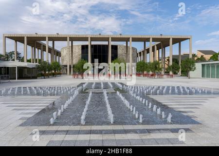 Los Angeles, USA - 11. August 2021: Dorothy Chandler Pavilion and Music Center in Downtown Los Angeles mit Wasserfontänen vor dem Gebäude Stockfoto