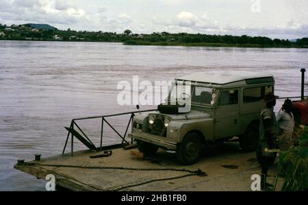 Serie I 86 Zoll Hard Top Land Rover mit 'Safari Roof', Überquerung Zambezi River, Simbabwe Rhodesien, Südafrika, 1960er Jahre Stockfoto