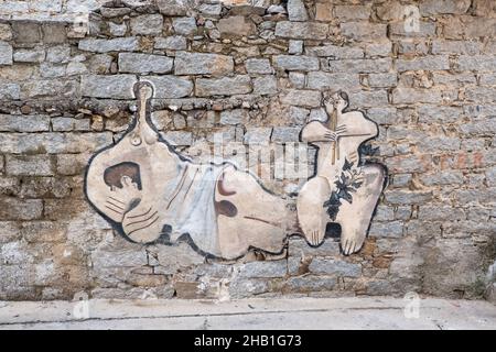2. November 2021, Orgosolo, Nuoro, Italien: An den Wänden eines Gebäudes im Dorf Orgosolo auf Sardinien ist ein Wandgemälde zu sehen.das Dorf Orgosolo auf Sardinien hat eine lange Tradition der politischen Straßenkunst, die an den Wänden des Dorfes sichtbar ist. Seit einigen Jahren verbinden sich die linksextremen Fresken und die Hommage an die Kämpfe des Volkes mit Gemälden zum Thema Migranten und das Coronavirus. (Bild: © Laurent Coust/SOPA Images via ZUMA Press Wire) Stockfoto
