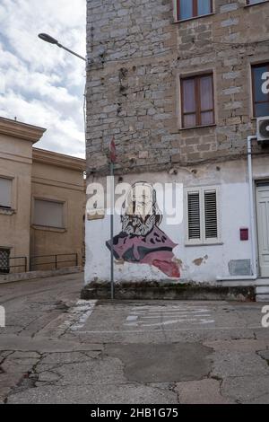 2. November 2021, Orgosolo, Nuoro, Italien: An den Wänden eines Gebäudes im Dorf Orgosolo auf Sardinien ist ein Wandgemälde zu sehen.das Dorf Orgosolo auf Sardinien hat eine lange Tradition der politischen Straßenkunst, die an den Wänden des Dorfes sichtbar ist. Seit einigen Jahren verbinden sich die linksextremen Fresken und die Hommage an die Kämpfe des Volkes mit Gemälden zum Thema Migranten und das Coronavirus. (Bild: © Laurent Coust/SOPA Images via ZUMA Press Wire) Stockfoto