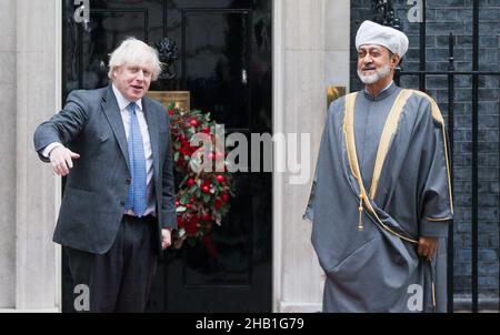 London, England, Großbritannien. 16th Dez 2021. Der britische Premierminister BORIS JOHNSON begrüßt den Sultan von Oman HAITHAM BIN TARIK AL SAID to 10 Downing Street. (Bild: © Tayfun Salci/ZUMA Press Wire) Stockfoto