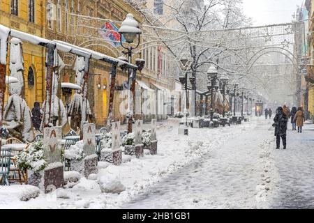 Fußgängerstraße im kalten Winter in der Stadt mit Schnee bedeckt Stockfoto