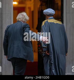 London, England, Großbritannien. 16th Dez 2021. Der britische Premierminister BORIS JOHNSON begrüßt den Sultan von Oman HAITHAM BIN TARIK AL SAID to 10 Downing Street. (Bild: © Tayfun Salci/ZUMA Press Wire) Stockfoto