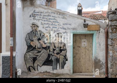 2. November 2021, Orgosolo, Nuoro, Italien: An den Wänden eines Gebäudes im Dorf Orgosolo auf Sardinien ist ein Wandgemälde zu sehen.das Dorf Orgosolo auf Sardinien hat eine lange Tradition der politischen Straßenkunst, die an den Wänden des Dorfes sichtbar ist. Seit einigen Jahren verbinden sich die linksextremen Fresken und die Hommage an die Kämpfe des Volkes mit Gemälden zum Thema Migranten und das Coronavirus. (Bild: © Laurent Coust/SOPA Images via ZUMA Press Wire) Stockfoto