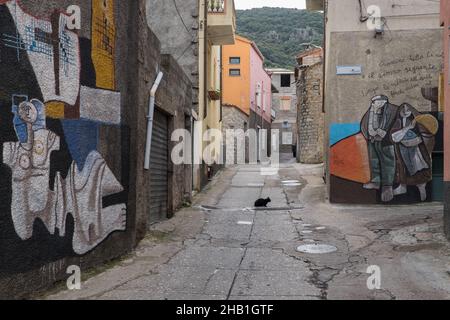 2. November 2021, Orgosolo, Nuoro, Italien: An den Wänden eines Gebäudes im Dorf Orgosolo auf Sardinien ist ein Wandgemälde zu sehen.das Dorf Orgosolo auf Sardinien hat eine lange Tradition der politischen Straßenkunst, die an den Wänden des Dorfes sichtbar ist. Seit einigen Jahren verbinden sich die linksextremen Fresken und die Hommage an die Kämpfe des Volkes mit Gemälden zum Thema Migranten und das Coronavirus. (Bild: © Laurent Coust/SOPA Images via ZUMA Press Wire) Stockfoto