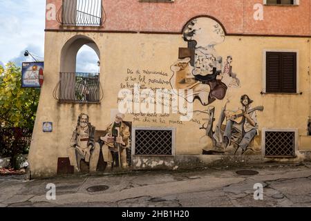 2. November 2021, Orgosolo, Nuoro, Italien: An den Wänden eines Gebäudes im Dorf Orgosolo auf Sardinien ist ein Wandgemälde zu sehen.das Dorf Orgosolo auf Sardinien hat eine lange Tradition der politischen Straßenkunst, die an den Wänden des Dorfes sichtbar ist. Seit einigen Jahren verbinden sich die linksextremen Fresken und die Hommage an die Kämpfe des Volkes mit Gemälden zum Thema Migranten und das Coronavirus. (Bild: © Laurent Coust/SOPA Images via ZUMA Press Wire) Stockfoto