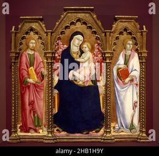 Madonna mit Kind mit den Heiligen Jakobus Major und Johannes dem Evangelisten, Altarbild, Sano di Pietro, Italienisch, 1405-1481, Tempera und Gold auf Tafel, Italien, Anfang 1460s, Zentralplatte: 56 1/2 x 25 3/4 Zoll, 143,5 x 65,4 cm, Altar, Jesuskind, Bart, Bücher, Kind, christlich, gruselige christliche Geschichten, dramatisch, erste Position, Blume, Halo, italienische Kunst, italienischer Künstler, Jesus, madonna, religiöse Kunst, Renaissance, Heilige, Stille, Triptychon, Jungfrau, Jungfrau Maria Stockfoto