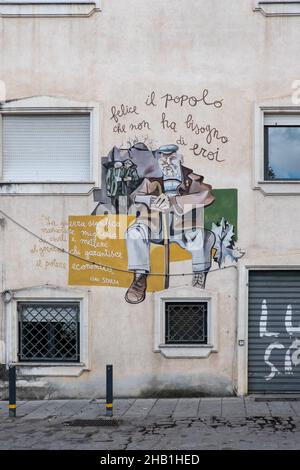 2. November 2021, Orgosolo, Nuoro, Italien: An den Wänden eines Gebäudes im Dorf Orgosolo auf Sardinien ist ein Wandgemälde zu sehen.das Dorf Orgosolo auf Sardinien hat eine lange Tradition der politischen Straßenkunst, die an den Wänden des Dorfes sichtbar ist. Seit einigen Jahren verbinden sich die linksextremen Fresken und die Hommage an die Kämpfe des Volkes mit Gemälden zum Thema Migranten und das Coronavirus. (Bild: © Laurent Coust/SOPA Images via ZUMA Press Wire) Stockfoto