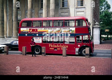 Red London Doppeldeckerbus für Stadtbesichtigungen verwendet, Philadelphia, Pennsylvania, USA im Jahr 1976 Stockfoto