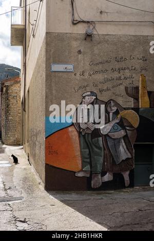 2. November 2021, Orgosolo, Nuoro, Italien: An den Wänden eines Gebäudes im Dorf Orgosolo auf Sardinien ist ein Wandgemälde zu sehen.das Dorf Orgosolo auf Sardinien hat eine lange Tradition der politischen Straßenkunst, die an den Wänden des Dorfes sichtbar ist. Seit einigen Jahren verbinden sich die linksextremen Fresken und die Hommage an die Kämpfe des Volkes mit Gemälden zum Thema Migranten und das Coronavirus. (Bild: © Laurent Coust/SOPA Images via ZUMA Press Wire) Stockfoto