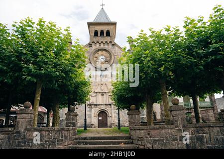 Village Espinal, SPANIEN - Nov 2020: Straße im Dorf der Firmenstadt , colonia guell. Hochwertige Fotos Stockfoto